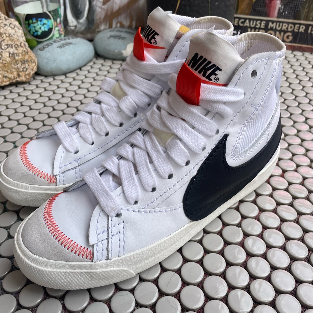 Nike Blazer Low '77 Jumbo Swoosh Casual Sneakers Sz 9 Women / 7.5 Men
